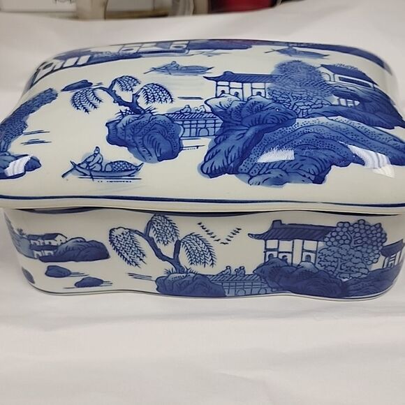 Chinoiserie Vintage Lidded Box with Traditional Chinese Water Landscape - Picture 2 of 10